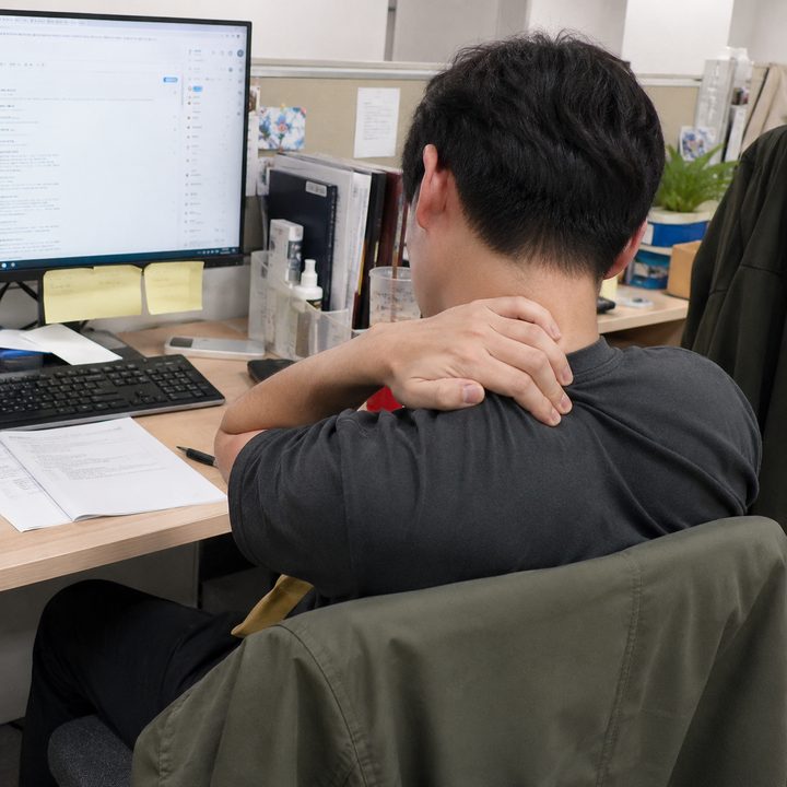 辦公室久坐肩頸僵硬